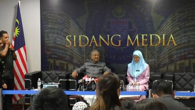 Najib’s “cash is king” culture makes tackling corruption harder than before, says Tun M