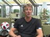 Does Edwin van der Sar know his World Cup footballs?