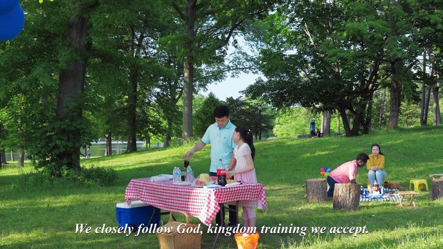 Christian Music Video | Thanks and Praise to Almighty God | Live in the Light of God