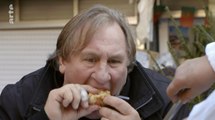 Gérard Depardieu goûte le cassoulet portugais - ZAPPING CUISINE DU 10/07/2018