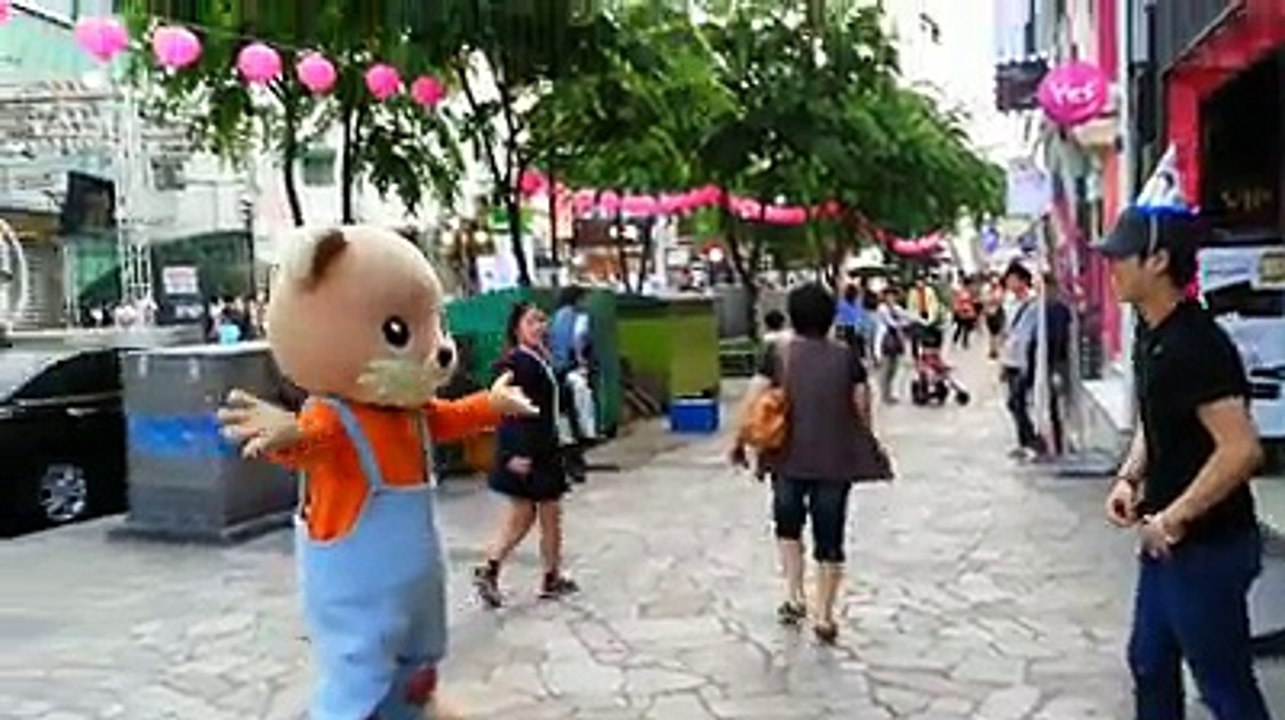 Kore sokaklarında maskot dansı yapmak