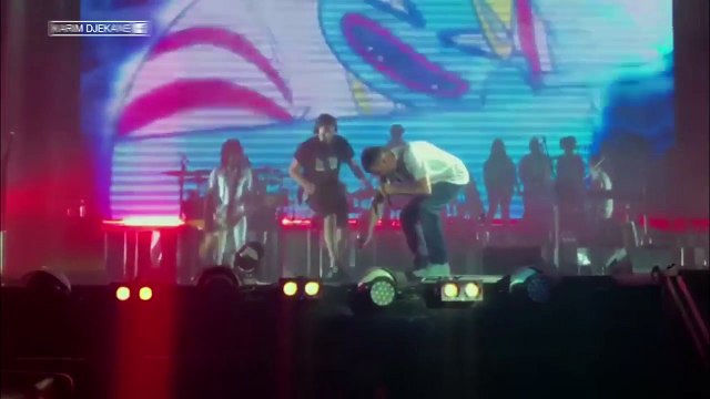 Un rappeur fait une lourde chute sur scène pendant un concert de Gorillaz
