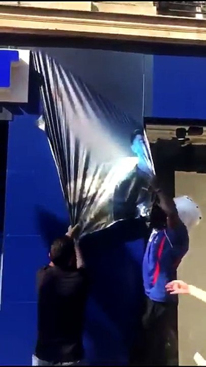 Des supporters du PSG arrachent des pubs de lOM sur la façade dun magasin