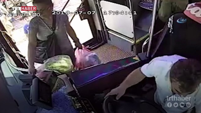 Seyir halindeki otobüste yolcuyla şoför kavga etti