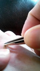 Elle retire une épine de son pied