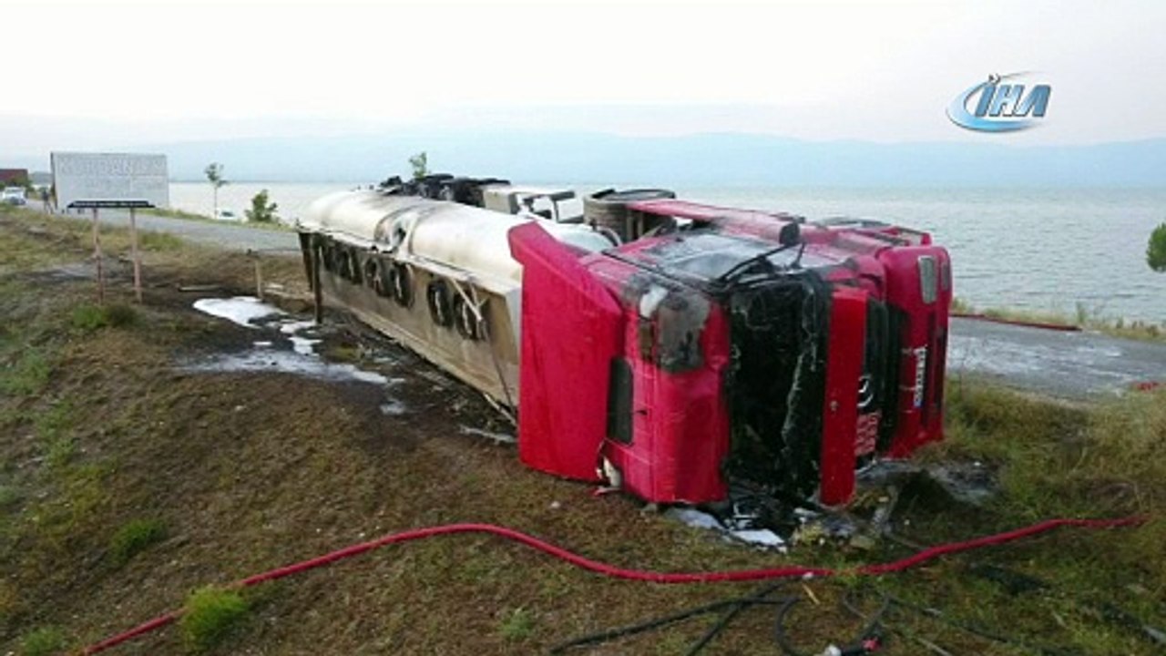 Metanol yüklü tanker devrilip alev aldı