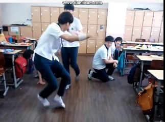 Koreli erkekler sınıfta efektli dans yapıyor