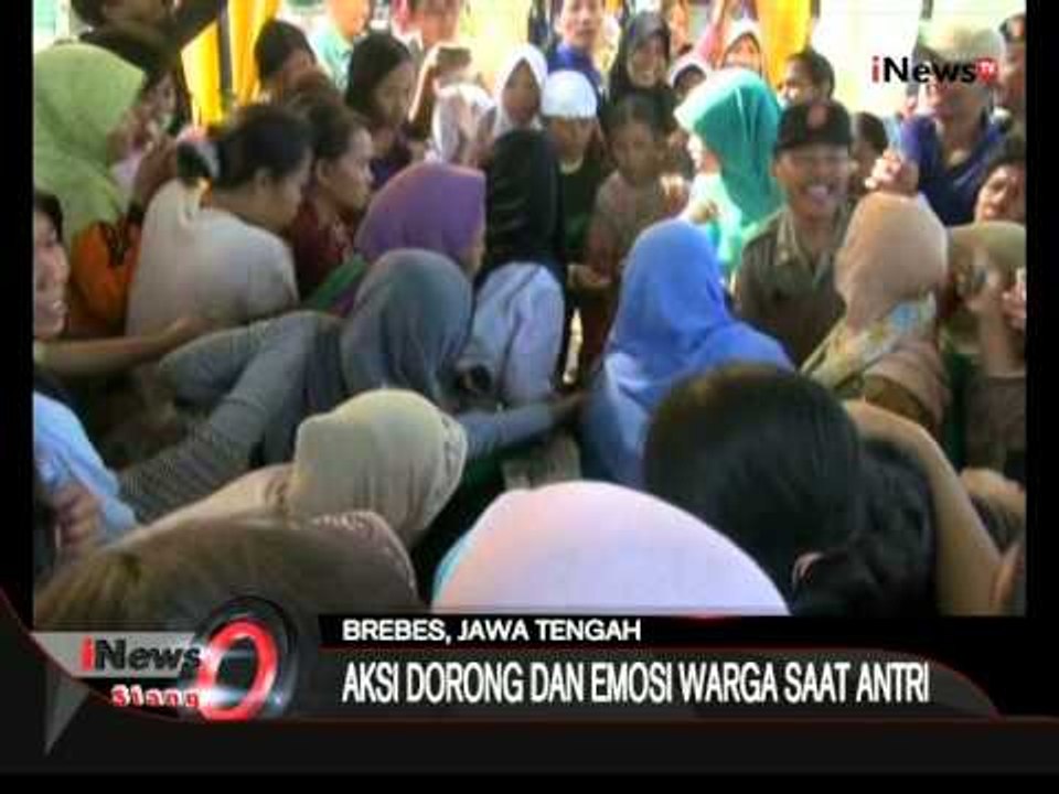 Pria Ini Dikroyok Ibu-ibu Rumah Tangga, Ricuh Pembagian Kupon Sembako Murah - iNews Siang 30/06