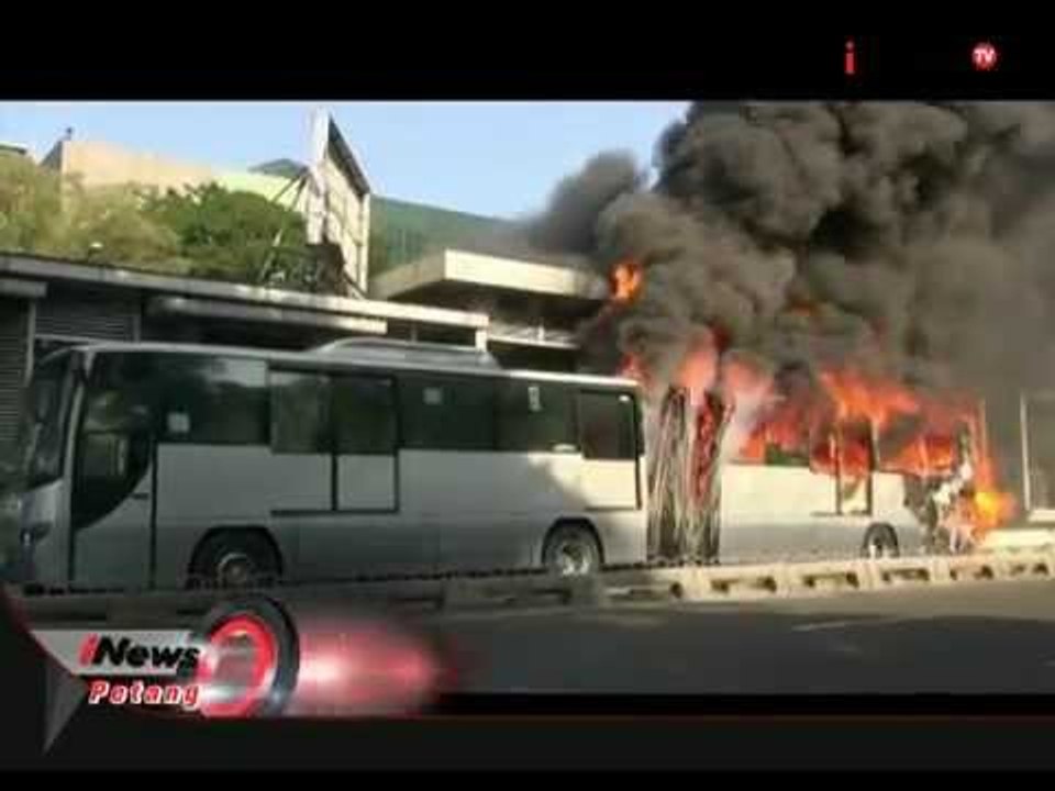 Diduga Supir Mengantuk, TransJakarta Tabrak Separator Busway - iNews Petang 03/07