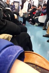 Incheon metrosunda istasyonunda taciz kavgası