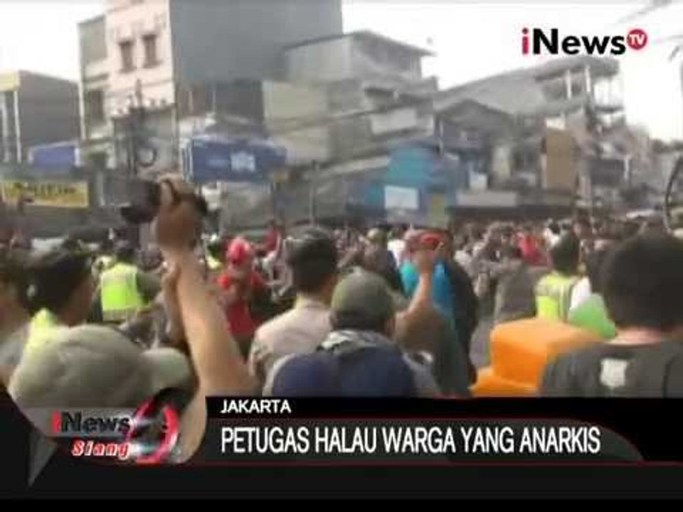 Petugas Halau Warga Yang Anarkis Dalam Kerusuhan Kampung Pulo - iNews Siang 20/08