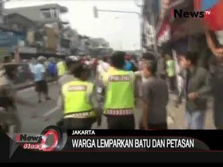 Télécharger la video: Warga Lemparkan Batu Dan Petasan Dalam Kerusuhan Kampung Pulo - iNews Siang 20/08