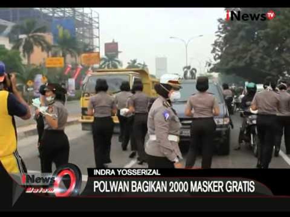 Cegah Penyakit Ispa, Polwan Bagikan Masker Gratis Untuk Warga Riau - iNews Malam 06/09