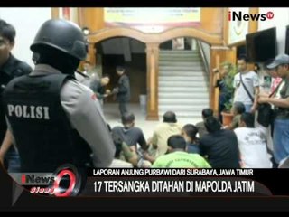 Скачать видео: Live Report: 17 Tersangka Ditahan Di Polda Jatim Dan Masih Dalam Pemeriksaan - iNews Siang 30/09