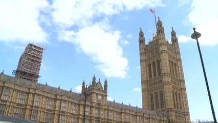 Los retos de Theresa May tras las renuncias en su Gobierno