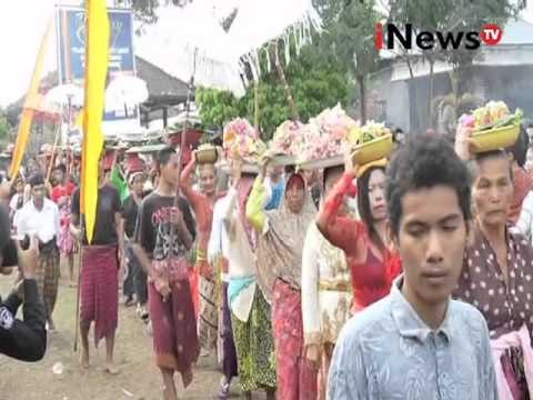 Tradisi Perang Topat Lombok Barat, NTB, Ciptakan Kerukunan Umat Beragama - iNews Pagi 27/11