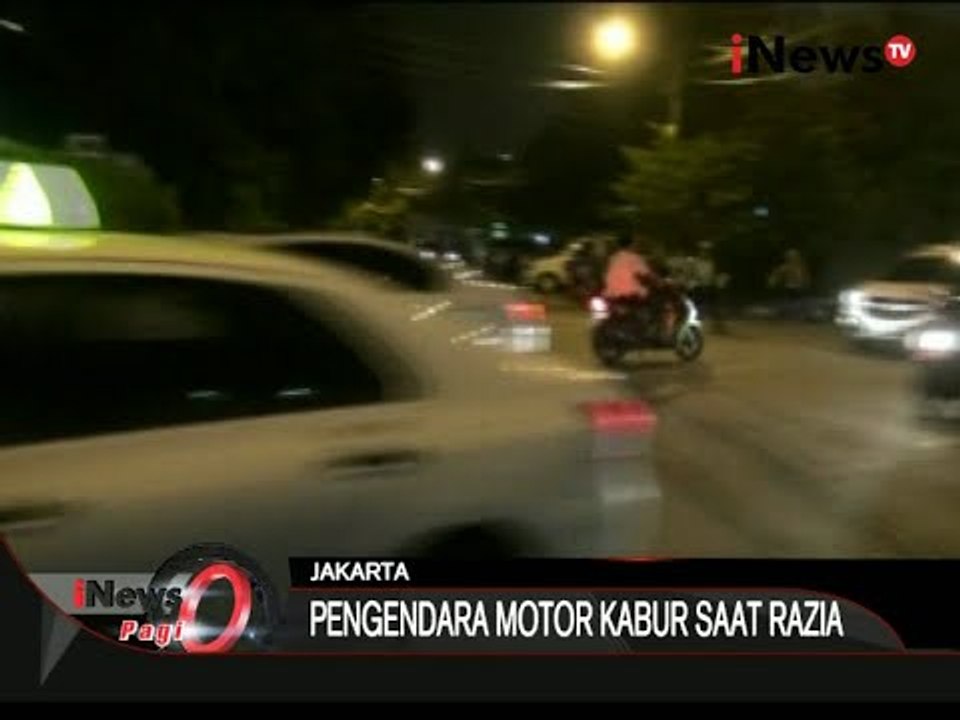Pengendara Ini Hantam Mobil Saat Mencoba Kabur Dari Razia Petugas - iNews Pagi 13/11