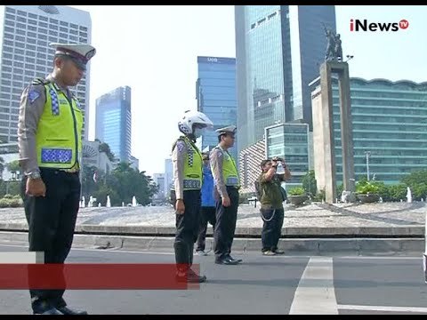 Polisi & Para Pengguna Kendaraan Berhenti 60 Detik Untuk Mengheningkan Cipta - Jakarta Today 10/11