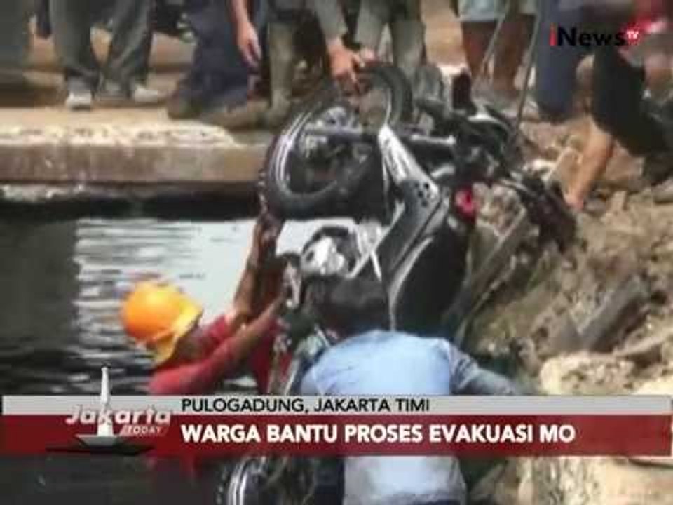 Hati-Hati, Seorang Pengendara Sepeda Motor Tercebur Ke Saluran Air - Jakarta Today 10/11