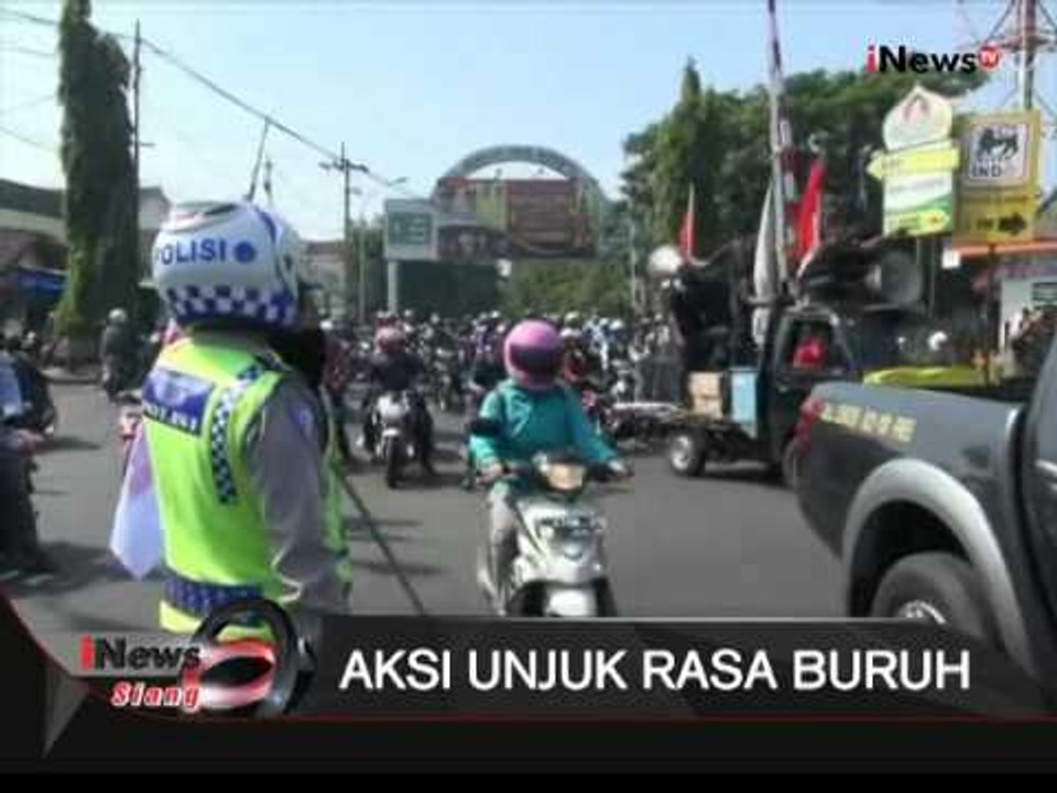 Aksi Ribuan Buruh Berunjuk Rasa Ke Pendopo Bupati Jombang, Jawa Timur  - iNews Siang 17/11