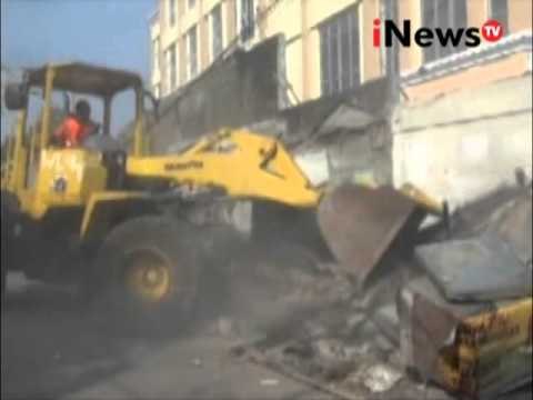 72 Bangunan Dibongkar Satpol PP Karena Bangunan Berdiri Di Atas Saluran Air - iNews Siang 23/11
