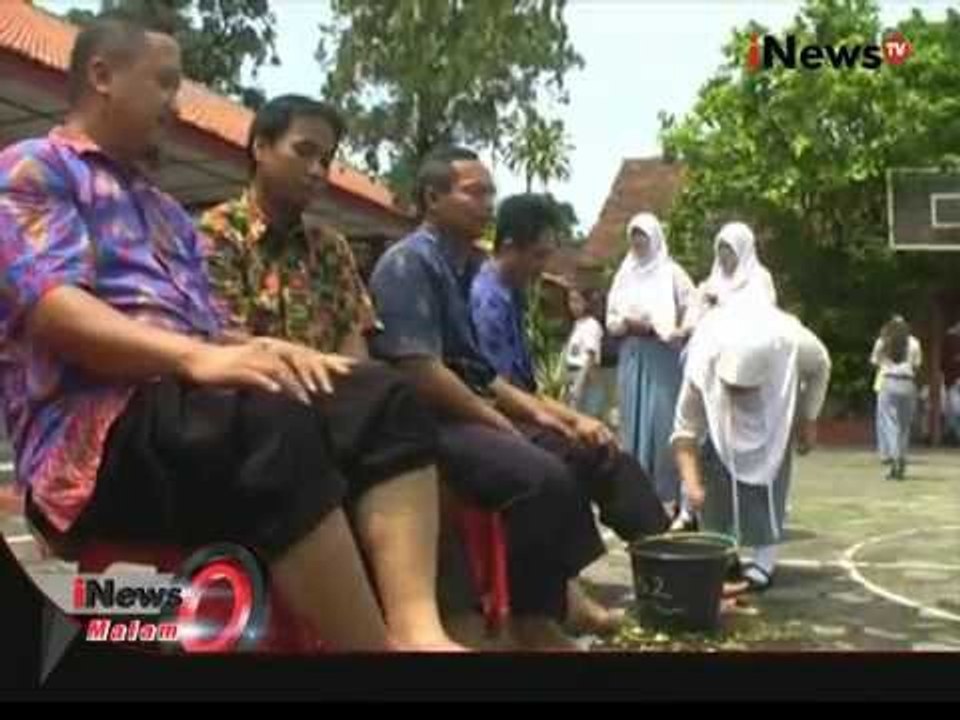 Aksi Basuh Kakai Guru Di Hari Guru Nasional, Jepara - iNews Malam 25/11