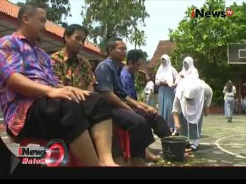 Aksi Basuh Kakai Guru Di Hari Guru Nasional, Jepara - iNews Malam 25/11