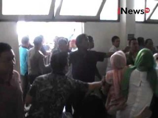 Download Video: Sidang Pembunuhan Berlangsung Ricuh, Keluarga Korban Pukul Terdakwa - iNews Pagi 08/12