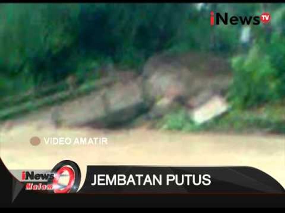 Video Amatir: Jembatan Sungai Ngeringin Roboh Diterjang Sampah, Nganjuk - iNews Malam 15/12