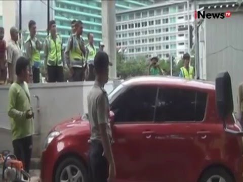 Akibat Angin Kencang, Sebuah Mobil Tertimpa Pohon Besar Di Thamrin - Jakarta Today 15/12