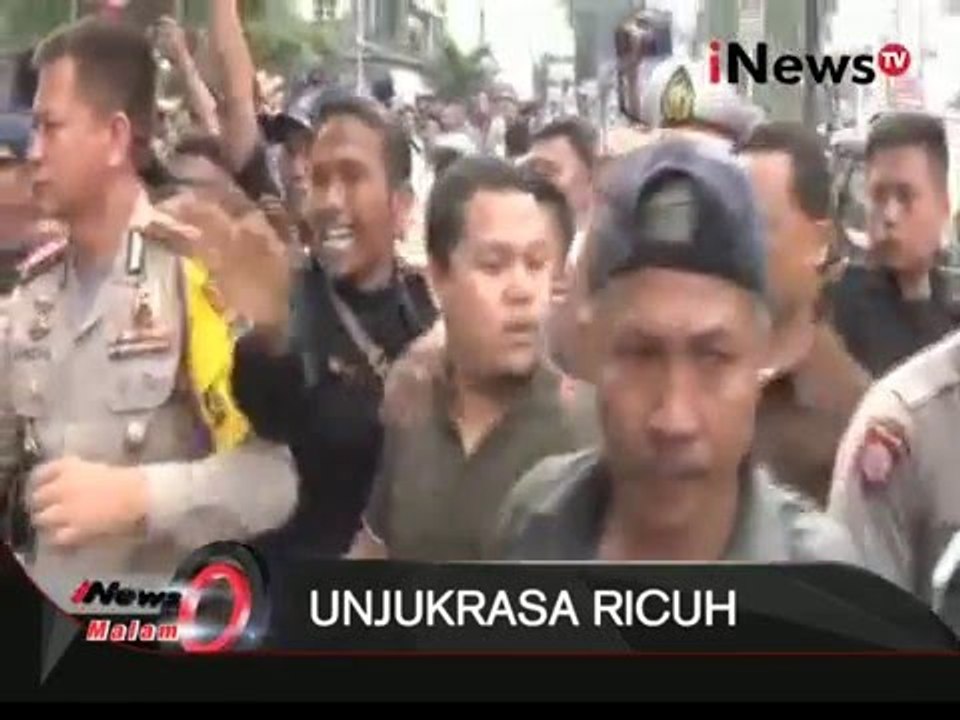 Polisi Bubarkan Paksa Unjukrasa Mahasiswa Universitas Islam Sumatra Utara - iNews Malam 17/12