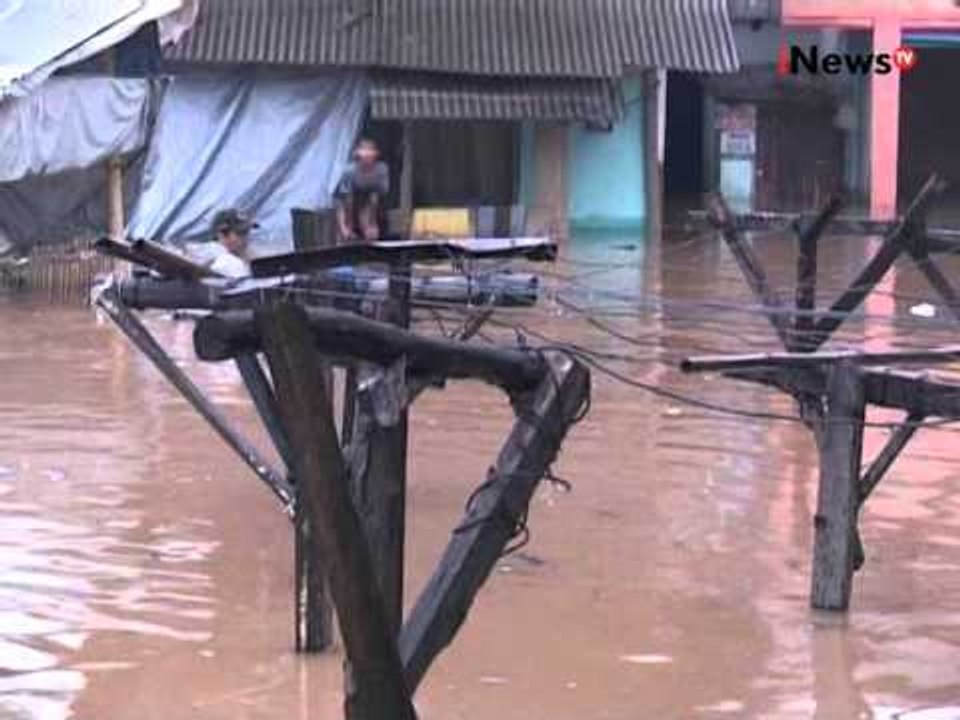 Ratusan Rumah Di Arcamanik, Bandung Tergenang Banjir Setinggi 1 Meter Lebih - iNews Malam 28/12