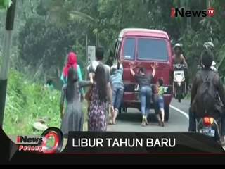 Jalan menanjak, puluhan mobil wisatawan yang menuju pantai anyer mogok - iNews Petang 01/01