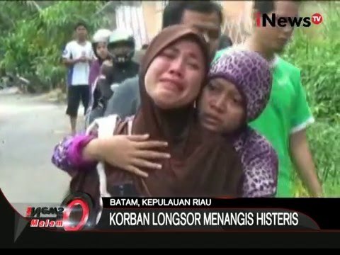 Ibu ini menangis melihat rumahnya tertimpa longsoran tanah - iNews Malam 03/01
