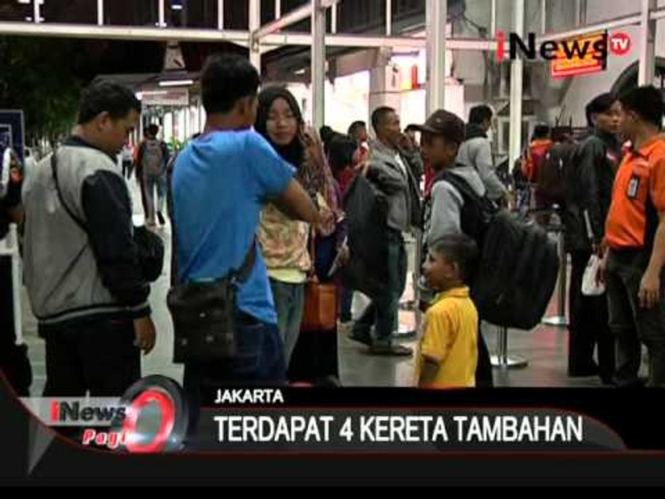Stasiun pasar senen masih dipadati penumpang ...