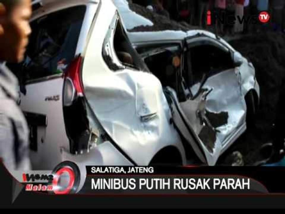 Hindari mobil pickup, truk muatan pasir tabrak minibus di Salatiga, Jateng - iNews Malam 07/01