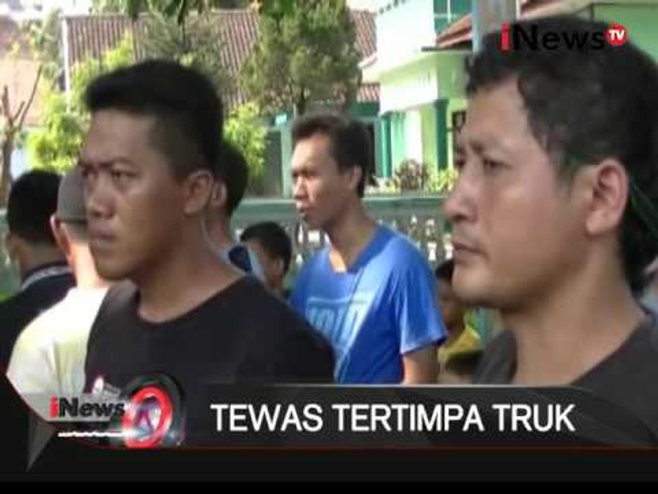 Pengendara motor tewas terjepit truk dijalan raya trenggalek ponorogo - iNews Malam 10/01