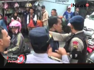 Download Video: Ricuh penertiban angkot, Brimob dan tukang ojek adu mulut di Kebayoran Lama - iNews Petang 13/01