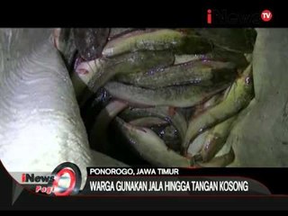 Warga rebutan ikan lele di jalan raya yang terendam air di Ponorogo - iNews Pagi 20/01