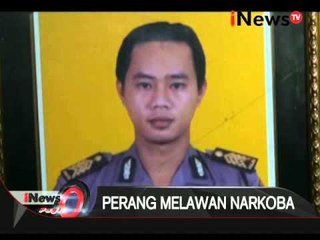 Télécharger la video: Jenazah Bripka Taufik yang tewas dalam penggerebekan narkoba tiba di rumah duka - iNews Pagi 20/01