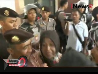 Tải video: Sidang tuntutan pelaku pembunuhan terlalu ringan, Ibu korban menangis histeris - iNews Malam 20/01