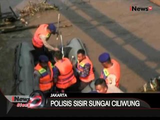 Personil polisi menyisir kali Ciliwung pasca hilangnya 2 anggota Polsek Senen - iNews Siang 19/01
