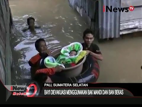 Bayi dievakuasi menggunakan bak mandi saat banjir di Pali - iNews Malam 20/01