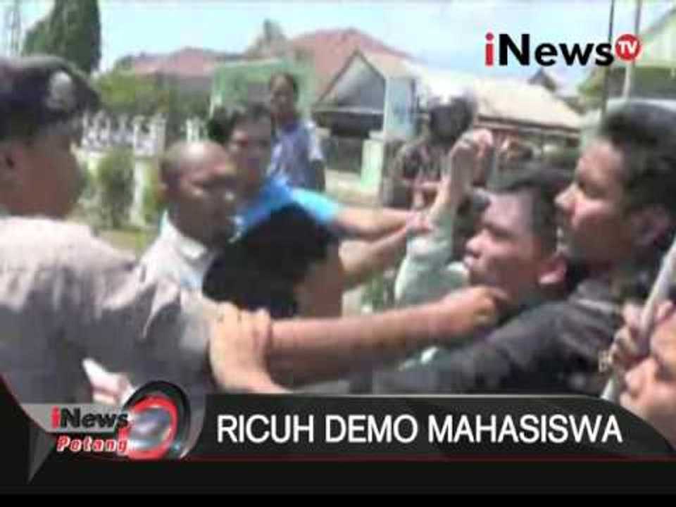 Ricuh demo mahasiswa, mahasiswa minta lima petani dibebaskan - iNews Petang 17/03
