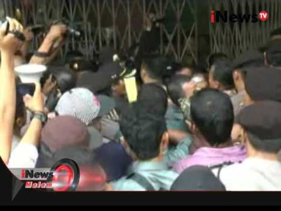 Puluhan kios di deli plaza disita petugas, pedagang melakukan perlawanan - iNews Malam 28/01