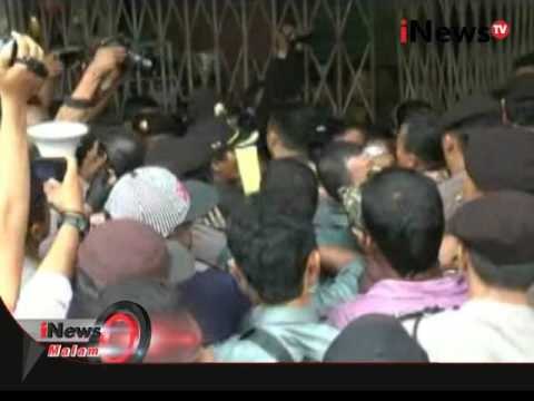 Puluhan kios di deli plaza disita petugas, pedagang melakukan perlawanan - iNews Malam 28/01