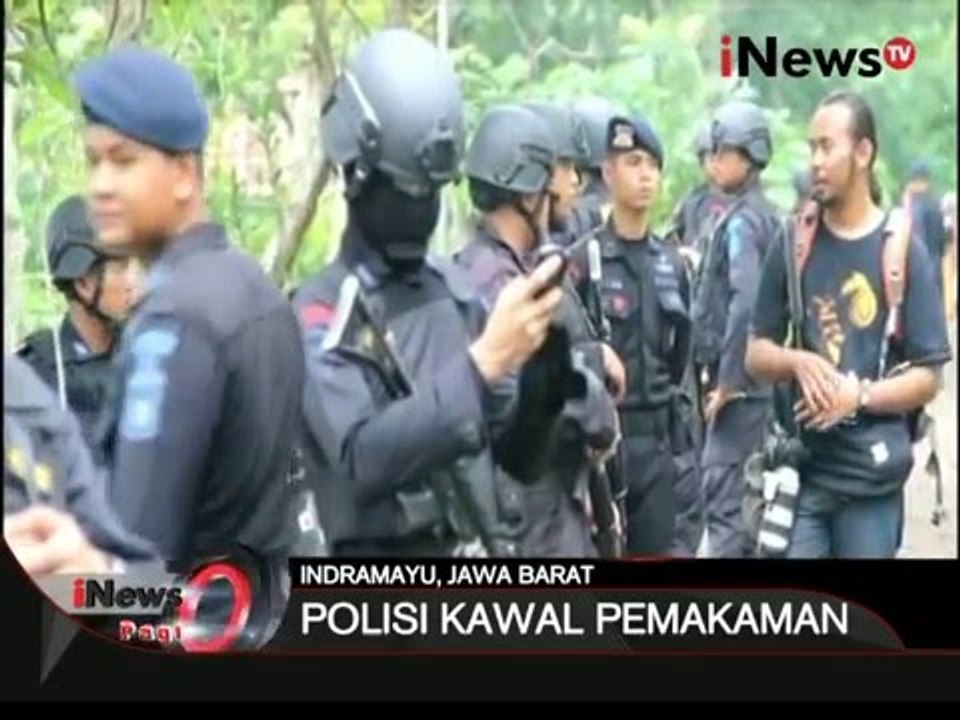 Pemakaman terduga teroris pelaku bom Thamrin dijaga polisi - iNews Pagi 29/01
