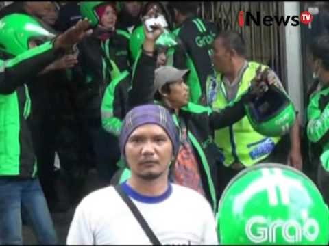 Lagi !!! Ojek online bentrok dengan ojek pangkalan di stasiun kereta Cawang - iNews Petang 04/02