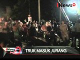 Diduga Rem Blong truk muatan papan triplek terjun ke jurang sedalam 10 meter - iNews Pagi 15/02