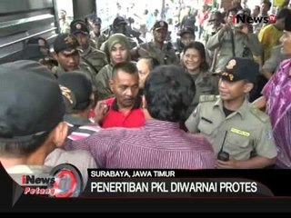 Download Video: Tidak ada pemberitahuan, penertiban PKL di Surabaya diwarnai protes - iNews Petang 15/02